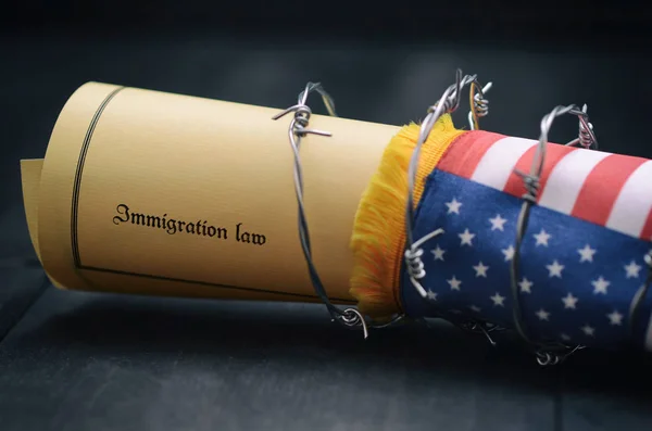 Колючая проволока, иммиграционный закон и флаг Соединенных Штатов Америки — стоковое фото