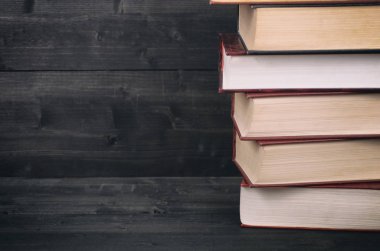 Siyah ahşap zemin üzerine eski hukuk kitapları.