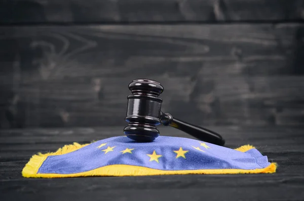 Juiz Gavel e bandeira da União Europeia em um fundo de madeira preta — Fotografia de Stock