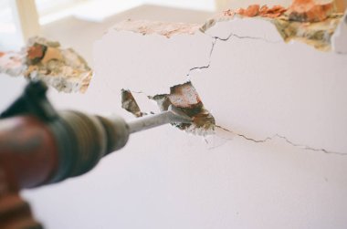 Jackhammer kullanarak inşaat alanında profesyonel işçi