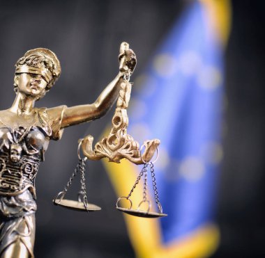 Ölçekler, Justitia, Bayan adalet Avrupa bayrağı önünde