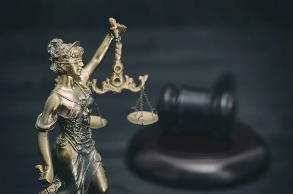 黒い木製の背景に正義の女神 Justitia、裁判官小槌正義のスケール — ストック写真