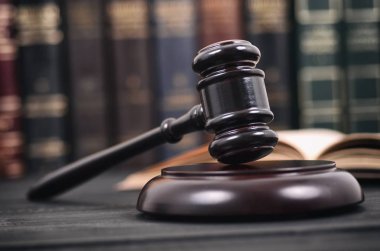 Yargıç Gavel ve hukuk kitabı siyah ahşap arka plan, hukuk kütüphanesi.