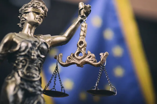 Skale sprawiedliwości, Justitia, Iustitia przodu Flaga europejska — Zdjęcie stockowe