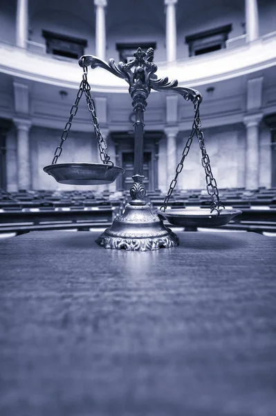 Escalas decorativas de justiça, azul tonificado — Fotografia de Stock