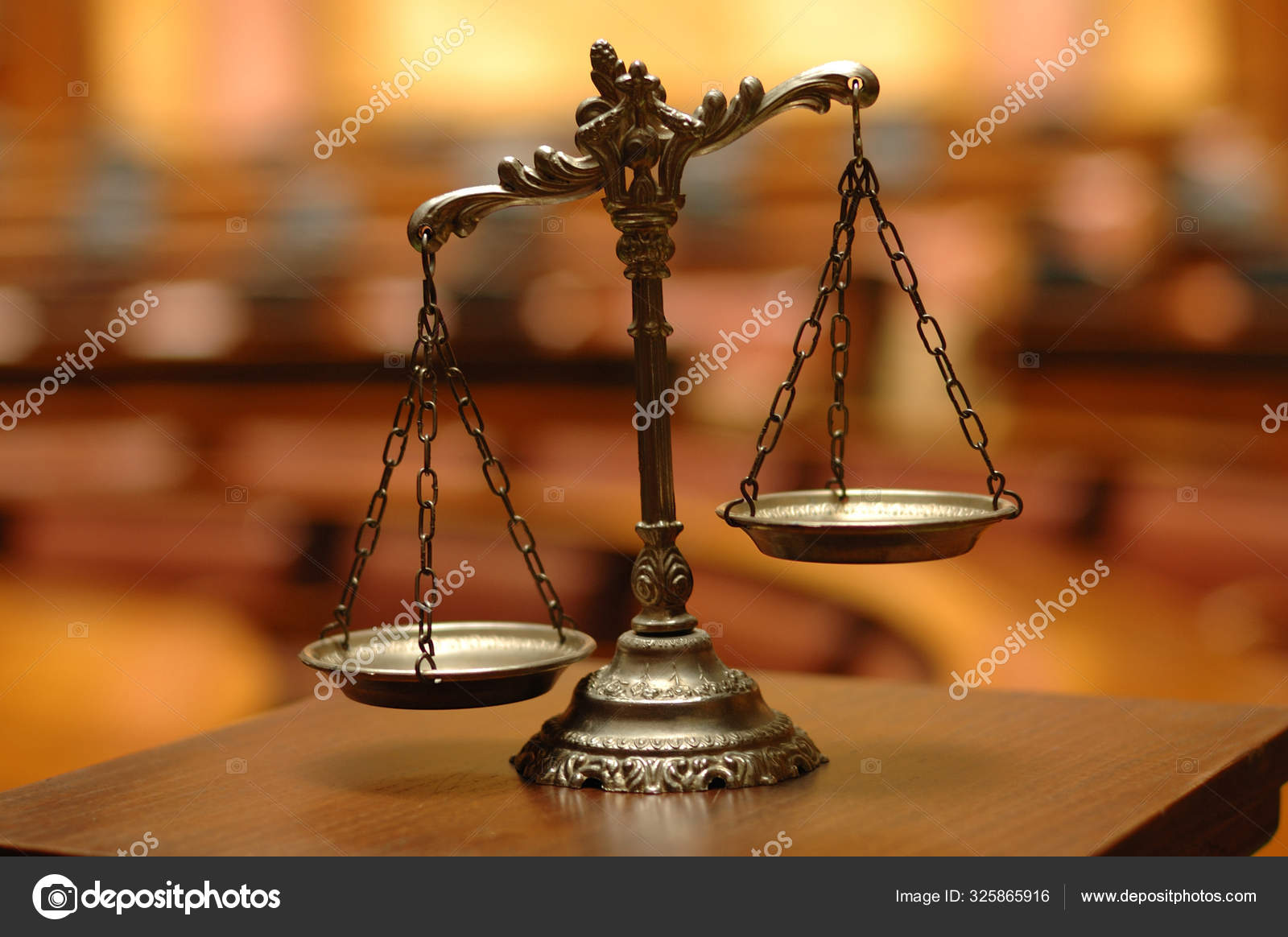 在法庭上司法的装饰天平——图库图片© vladek #325865916