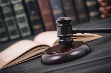 Yargıç Gavel ve hukuk kitabı siyah ahşap arka plan, hukuk kütüphanesi.