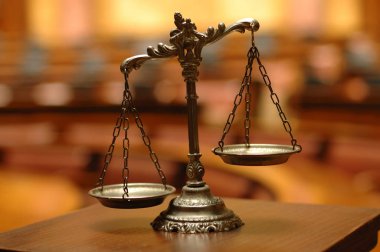 Mahkeme salonunda adaletin dekoratif terazisi