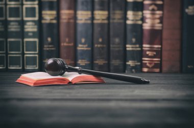 Yargıç Gavel ve hukuk kitabı siyah ahşap arka plan, hukuk kütüphanesi.
