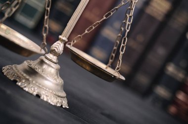  Ölçekler adalet siyah ahşap zemin.