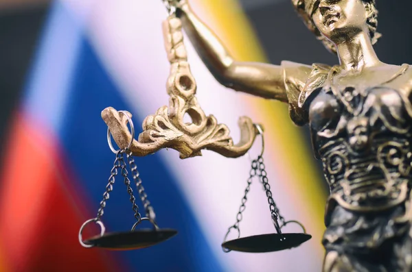 Scales of Justice, Lady Justice před ruskou vlajkou — Stock fotografie