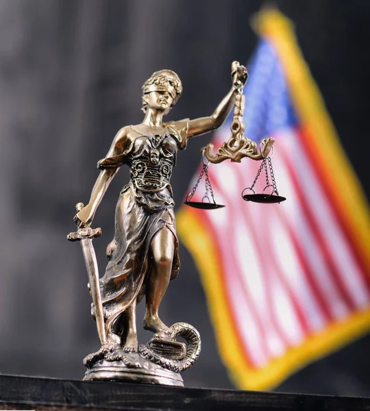 Bilance di Giustizia, Justitia, Lady Giustizia davanti alla bandiera americana — Foto Stock