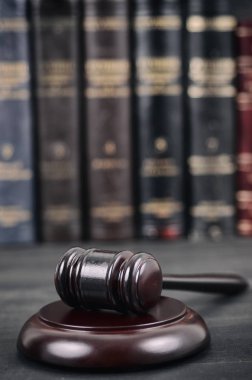  Yargıç tokmak bir hukuk kütüphanesi önünde siyah ahşap zemin