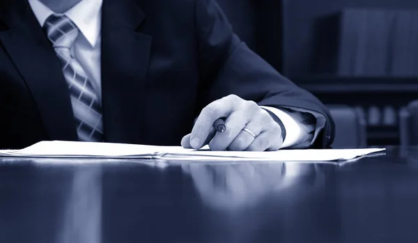 Бизнесмен, работающий над контрактом, детали деловой встречи — стоковое фото