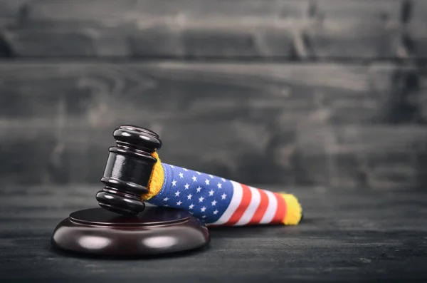 Juez Gavel y bandera de los Estados Unidos de América sobre fondo de madera negra — Foto de Stock