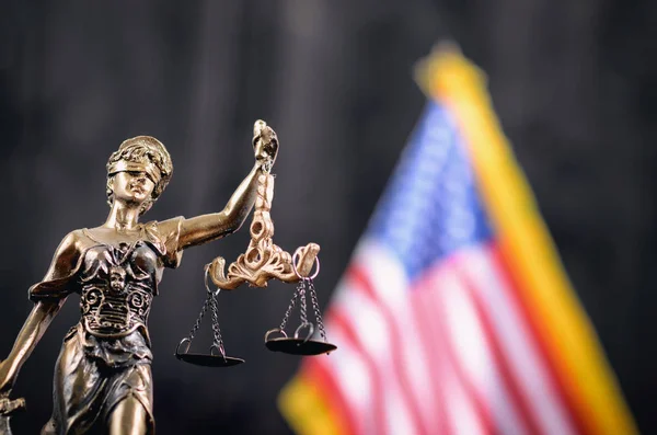 Scales of Justice, Lady Justice devant le drapeau américain — Photo