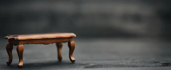黑色木制背景的老式古董桌子 — 图库照片