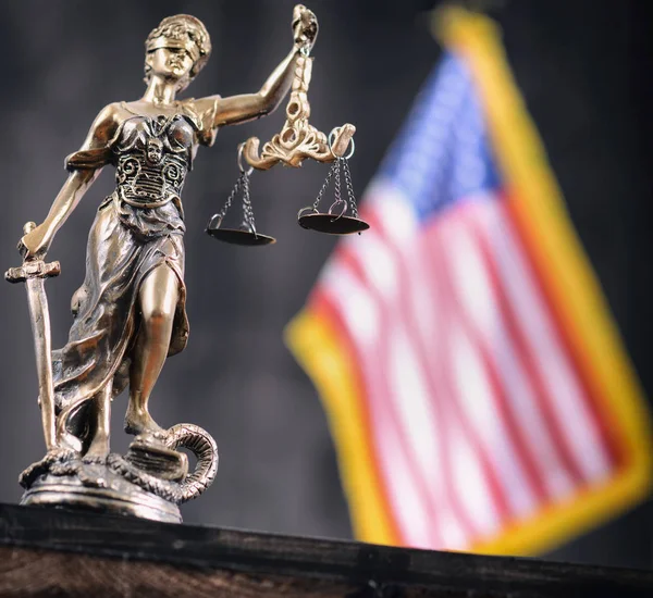 Scales of Justice, Justitia, Lady Justice in front of the American flag — ストック写真