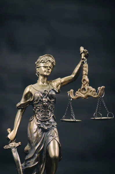Чешуя Справедливости, Юстиция, Леди Правосудие на черном деревянном фоне — стоковое фото