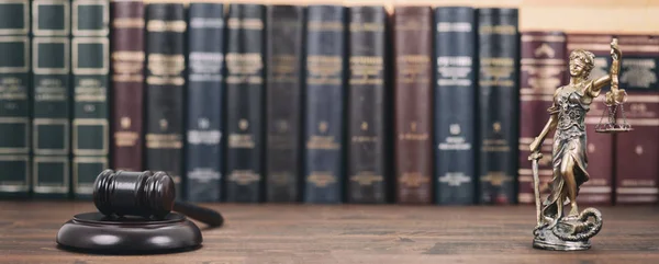Lady igazságszolgáltatás, a mérleg igazság és a bíró marok-a fából készült háttér — Stock Fotó