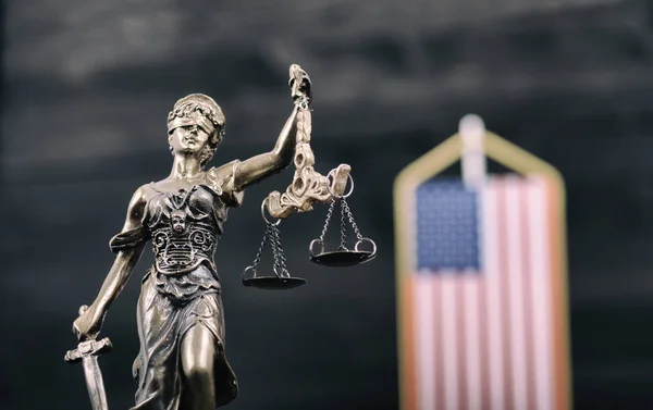 Scales of Justice, Justitia, Lady Justice devant le drapeau américain — Photo