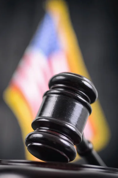 Juez Gavel y bandera de los Estados Unidos de América sobre fondo de madera negra —  Fotos de Stock