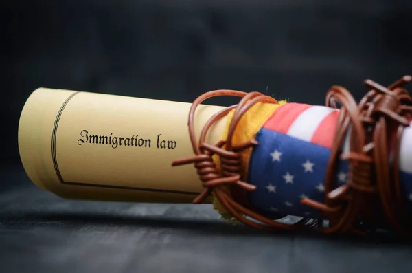 Колючая проволока, иммиграционный закон и флаг Соединенных Штатов Америки — стоковое фото