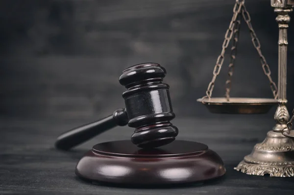 Judge Gavel, Scales of Justice en Lady Justice op een zwarte houten achtergrond — Stockfoto