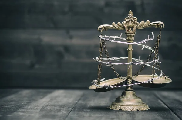 Vågar för rättvisa och taggtråd, äventyrande av rättsstatsprincipen — Stockfoto