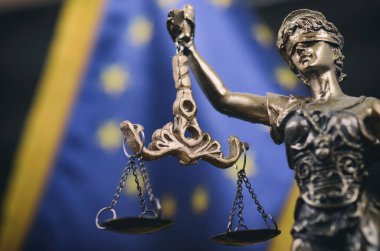 Ölçekler, Justitia, Bayan adalet Avrupa bayrağı önünde