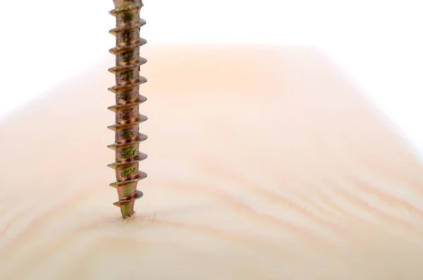 Tornillos de madera de acero inoxidable en uso, tornillo de tornillo en una madera . — Foto de Stock