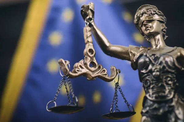 Escalas de Justicia, Justificación, Lady Justicia frente a la bandera europea — Foto de Stock