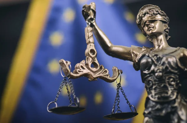 Recht und Gerechtigkeit, Legalitätskonzept, Maßstäbe der Gerechtigkeit, Justitia, Frauenjustiz vor der Flagge der Europäischen Union im Hintergrund. — Stockbild Waage der Gerechtigkeit, Justitia, Dame der Gerechtigkeit vor der europäischen Flagge — Stockfoto