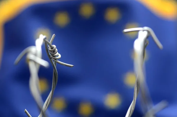 Bandera de la Unión Europea y alambre de púas, migración a la Unión Europea —  Fotos de Stock