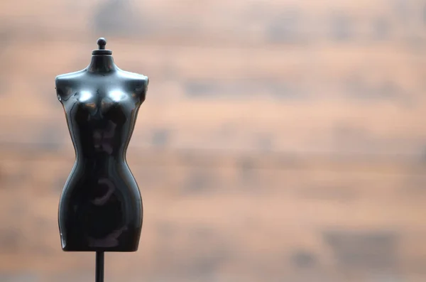 ファッションデザインコンセプト テーラーリングコンセプト 木製の背景に黒ヴィンテージマネキンスタンド — ストック写真