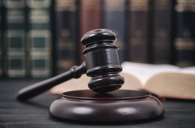 Hukuk ve adalet, yasallık kavramı, Yargıç Gavel ve hukuku kitap siyah ahşap zemin, hukuk Kütüphanesi kavramı.