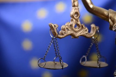 Hukuk ve adalet, yasallık kavramı, arka planda ölçekler adalet, Justitia, Bayan adalet önünde Avrupa Birliği bayrağı.