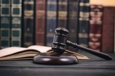 Hukuk ve adalet, yasallık kavramı, Yargıç Gavel ve hukuku kitap siyah ahşap zemin, hukuk Kütüphanesi kavramı.