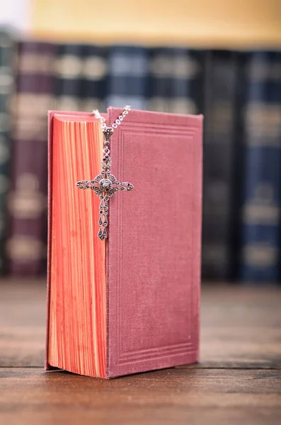 Collar Cruz Cristiana Una Sagrada Biblia Cristianismo Religión Concepto — Foto de Stock
