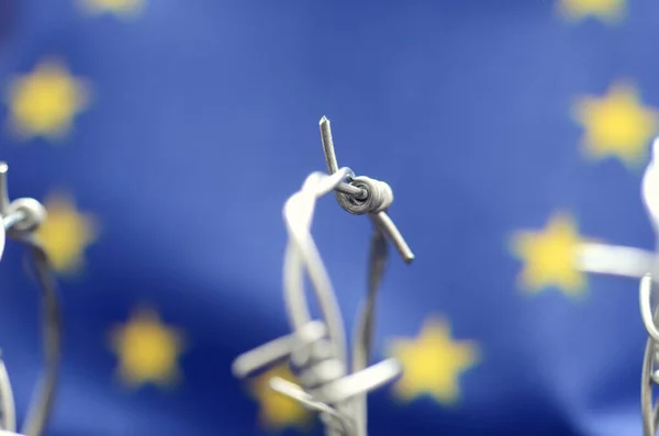 欧州連合旗と鉄条網 欧州連合概念への移行 西バルカンルート — ストック写真