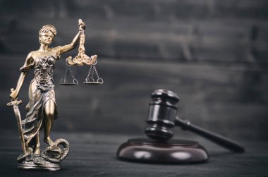 Hukuk ve Adalet, Hukuki kavram, Adalet terazisi, Yargıç Gavel, Justitia, siyah ahşap arka planda Bayan Adalet..