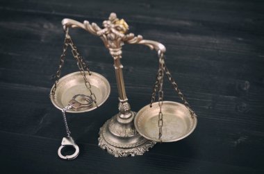 Hukuk ve Adalet, Hukuk kavramı, Adalet terazisi ve siyah ahşap arka planda kelepçeler..