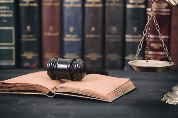 Recht Justitie Legaliteitsconcept Judge Gavel Law Book Scales Justice Een — Stockfoto