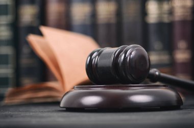 Hukuk ve adalet, yasallık kavramı, Yargıç Gavel ve hukuku kitap siyah ahşap zemin, hukuk Kütüphanesi kavramı.