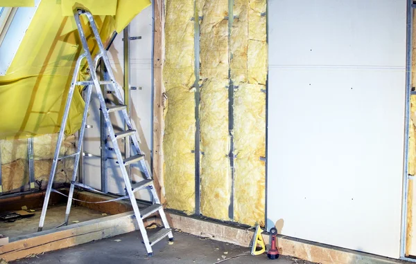 Installatie muren met gipsplaat en minerale wol — Stockfoto