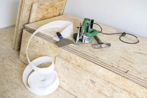 Várias ferramentas para a instalação de piso de madeira — Fotografia de Stock