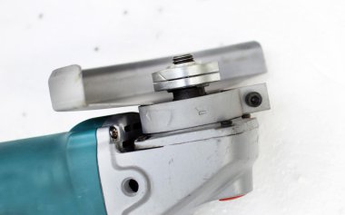 Açı öğütücü koruyucu bir kaplama ile