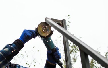 Açı öğütücüler kullanarak kesme metal yapılar süreci