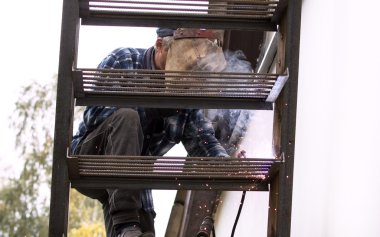 Metal merdiven öğeleri kaynak işlemi 