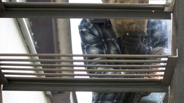 Metal merdiven öğeleri kaynak işlemi 